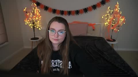 Snapshot of magicpeachhs chatting on October 20, 12:27 pm Emily online show from October 20, 12:27 pm