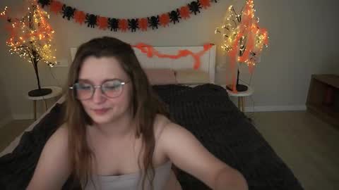 Snapshot of magicpeachhs chatting on October 27, 7:40 pm Emily online show from October 27, 7:40 pm