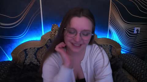 Snapshot of magicpeachhs chatting on November 6, 2:07 pm Emily online show from November 6, 2:07 pm