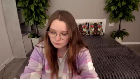 Snapshot of magicpeachhs chatting on November 12, 1:33 pm Emily online show from November 12, 1:33 pm