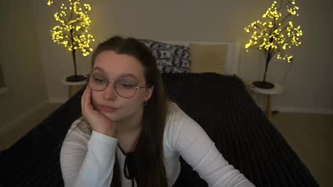 Snapshot of magicpeachhs chatting on November 23, 1:33 pm Emily online show from November 23, 1:33 pm