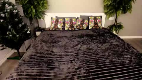 Snapshot of magicpeachhs chatting on December 15, 2:10 pm Emily online show from December 15, 2:10 pm