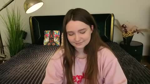 Snapshot of magicpeachhs chatting on May 4, 5:47 am Emily online show from May 4, 5:47 am