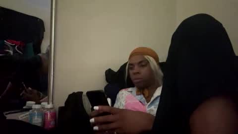 Snapshot of magiicboo chatting on November 13, 4:33 am magiicboo online show from November 13, 4:33 am