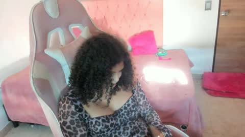 Snapshot of mahia_frizzy chatting on October 7, 9:45 pm mahia_frizzy online show from October 7, 9:45 pm