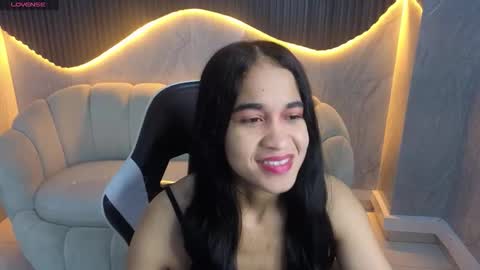 Snapshot of maia_tx chatting on November 9, 12:58 pm Online 800 to 1400 online show from November 9, 12:58 pm