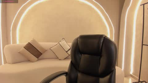 Snapshot of maiacollins chatting on November 17, 12:33 pm Maia online show from November 17, 12:33 pm