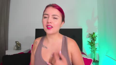 Snapshot of mailyn_1 chatting on December 13, 2:43 am Mailyn online show from December 13, 2:43 am