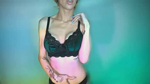 Snapshot of makemebeautiful chatting on February 18, 6:58 pm April Dayze makemebeautiful online show from February 18, 6:58 pm