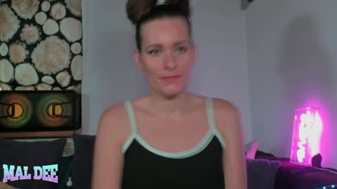 Snapshot of mal_meow chatting on December 8, 2:09 pm Mal Dee online show from December 8, 2:09 pm