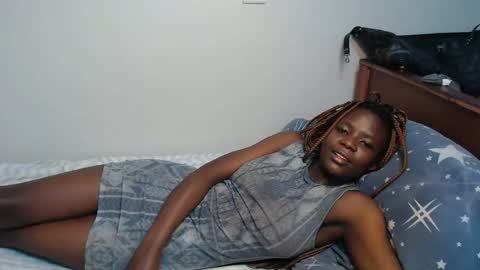 Snapshot of malia_latifa chatting on November 28, 1:19 am lati online show from November 28, 1:19 am