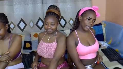 Snapshot of mama_pussie chatting on February 6, 1:43 am mama_pussie online show from February 6, 1:43 am