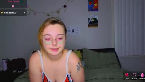 Snapshot of mamiclouds chatting on October 15, 12:11 am MamiCloudz online show from October 15, 12:11 am