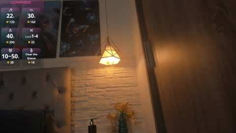 Snapshot of mandyminx66 chatting on December 13, 11:39 pm Mandy Val online show from December 13, 11:39 pm