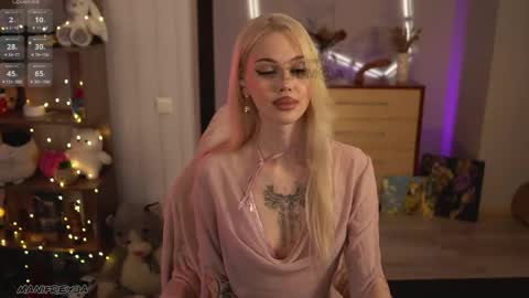 Snapshot of manifreyja chatting on June 5, 7:08 pm Amelie online show from June 5, 7:08 pm