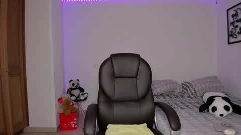 Snapshot of maragirl chatting on October 19, 12:00 am Mara online show from October 19, 12:00 am