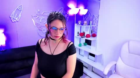 maramartinez_ online show from May 1, 6:23 pm