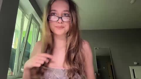 Mia online show from August 6, 8:27 am
