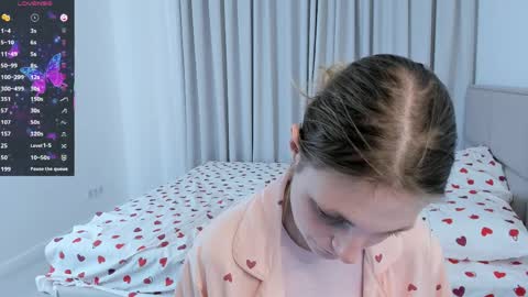 Mia online show from April 8, 7:25 pm