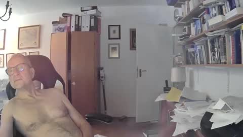 Snapshot of marginalie chatting on December 5, 7:49 am marginalie online show from December 5, 7:49 am