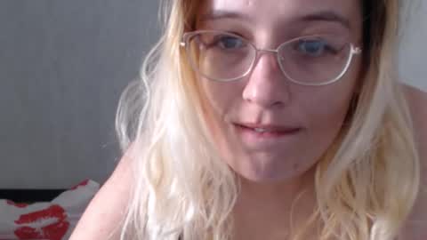Snapshot of margo_shine chatting on October 24, 10:33 am margo_shine online show from October 24, 10:33 am
