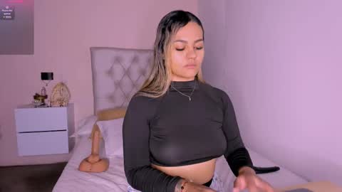 Snapshot of mariana__roe chatting on March 6, 7:25 am Mariana Roe online show from March 6, 7:25 am