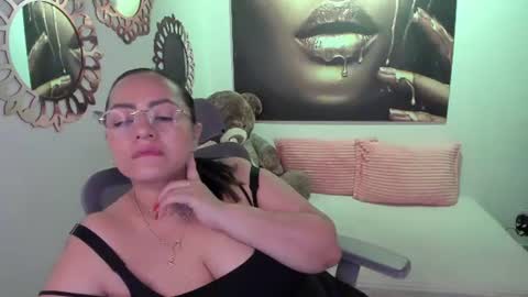 Snapshot of marianalopez81 chatting on June 30, 12:06 pm Mariana Lopez online show from June 30, 12:06 pm