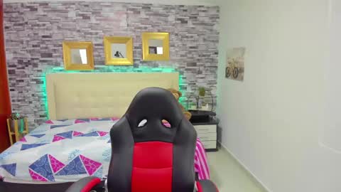 Snapshot of marianaxxx__ chatting on December 6, 1:18 am Mariana online show from December 6, 1:18 am
