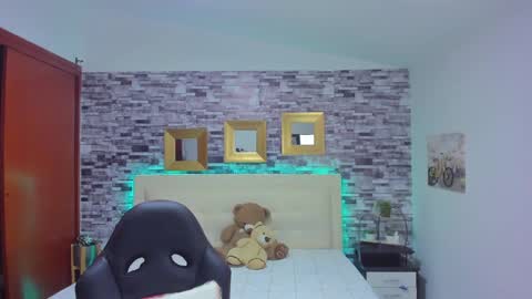 Snapshot of marianaxxx__ chatting on December 6, 1:11 pm Mariana online show from December 6, 1:11 pm
