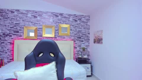 Snapshot of marianaxxx__ chatting on December 6, 4:17 pm Mariana online show from December 6, 4:17 pm