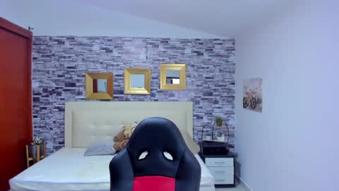 Snapshot of marianaxxx__ chatting on February 6, 12:33 am Mariana online show from February 6, 12:33 am