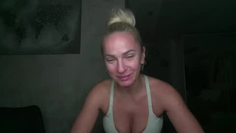 Snapshot of marianna1977 chatting on October 23, 7:01 pm marianna1977 online show from October 23, 7:01 pm