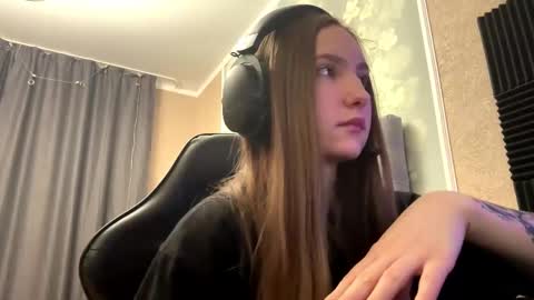 Snapshot of mariannekeetan chatting on December 1, 9:03 am Aria online show from December 1, 9:03 am