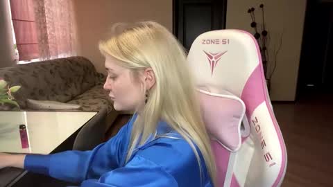 Hey Im Ash  I think together we can hit first 10 thumbs up online show from March 6, 10:23 am