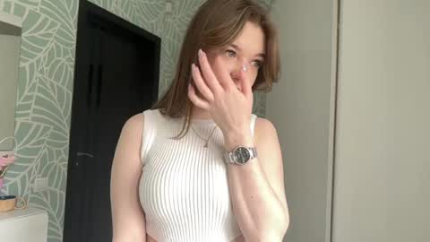Snapshot of marilynie chatting on May 26, 5:47 am Sally 3 online show from May 26, 5:47 am