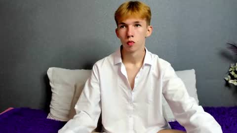 Snapshot of mark_brain chatting on August 6, 12:07 pm mark_brain online show from August 6, 12:07 pm