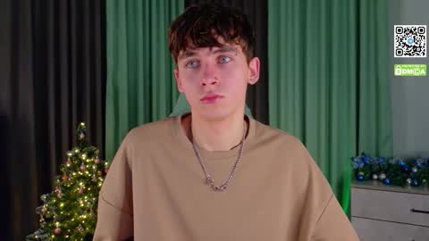 Snapshot of mark_safr chatting on December 15, 5:17 pm Mark online show from December 15, 5:17 pm