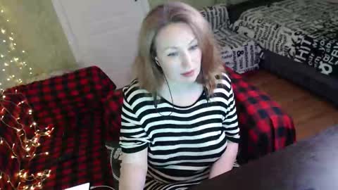 Snapshot of marlenexdietrich chatting on September 25, 8:51 am MarleneXDietrich online show from September 25, 8:51 am