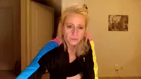 Snapshot of marrygorund chatting on November 17, 1:55 am MaryGoRound online show from November 17, 1:55 am