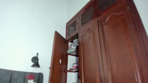 Laura online show from December 1, 7:41 pm