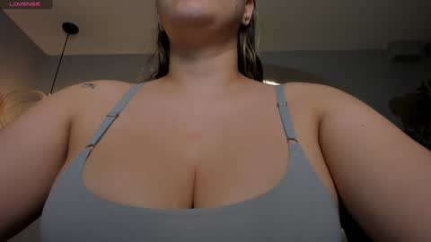 Snapshot of martinnabonnet chatting on December 4, 10:35 am Martinna Bonnet online show from December 4, 10:35 am