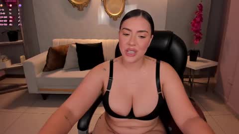 Snapshot of martinnabonnet chatting on February 28, 1:47 pm Martinna Bonnet online show from February 28, 1:47 pm