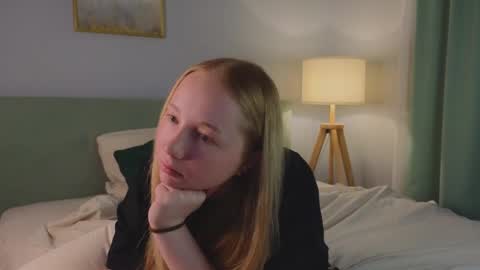 Laura online show from December 5, 1:47 am