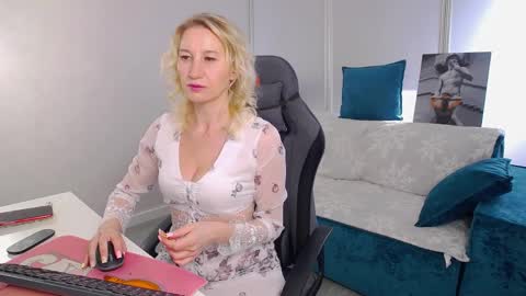 Snapshot of marysantamonika chatting on April 5, 1:41 pm Mary online show from April 5, 1:41 pm