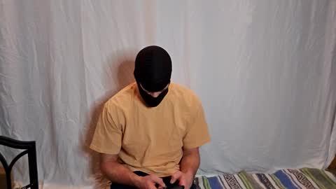 Snapshot of maskedyogaman chatting on February 3, 3:15 am maskedyogaman online show from February 3, 3:15 am