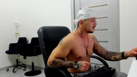 Snapshot of masterchris12 chatting on December 3, 9:00 am masterchris12 online show from December 3, 9:00 am