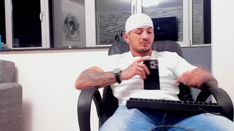 Snapshot of masterchris12 chatting on December 11, 12:12 am masterchris12 online show from December 11, 12:12 am