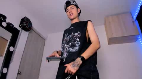 Snapshot of mateo_escobar chatting on September 12, 12:44 am mateo_escobar online show from September 12, 12:44 am