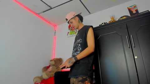 Snapshot of mateo_escobar chatting on October 19, 12:44 am mateo_escobar online show from October 19, 12:44 am