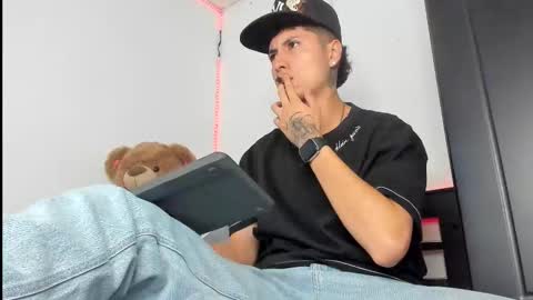 Snapshot of mateo_escobar chatting on November 7, 3:39 am mateo_escobar online show from November 7, 3:39 am